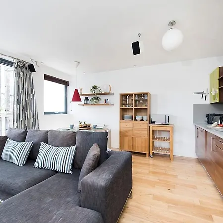 Stylish 2 Bedroom Flat With Balcony In London